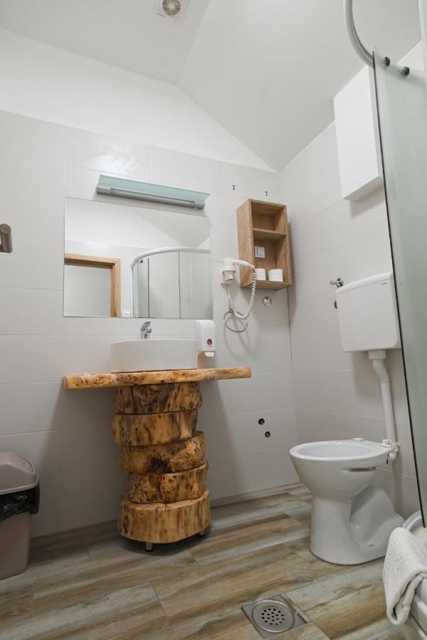Twenty Park Aparthotel Kikinda Buitenkant foto