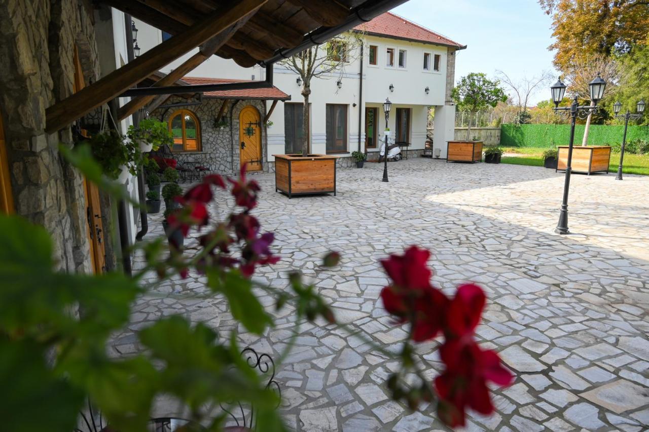 Twenty Park Aparthotel Kikinda Buitenkant foto